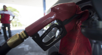 Com nova alta mundial do petróleo, governo mantém desconto na gasolina