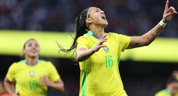 Com uma a menos, seleção feminina vence amistoso contra Inglaterra
