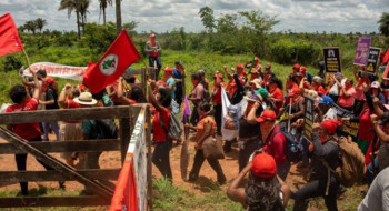 Contra violência e por reforma agrária, mulheres do MST ocupam terras