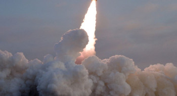 Coreia do Norte dispara míssil balístico em direção ao leste