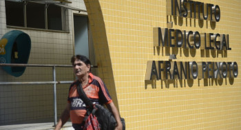 Corpo de adolescente que desapareceu no mar é liberado pelo IML do Rio