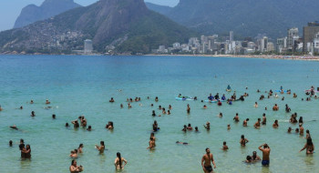 Corpo de piloto do avião que caiu em Copacabana é resgatado