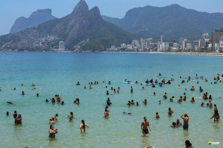 Corpo de piloto do avião que caiu em Copacabana é resgatado