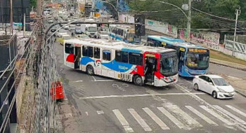 Criminosos usam ônibus em barricadas contra operação policial no Rio