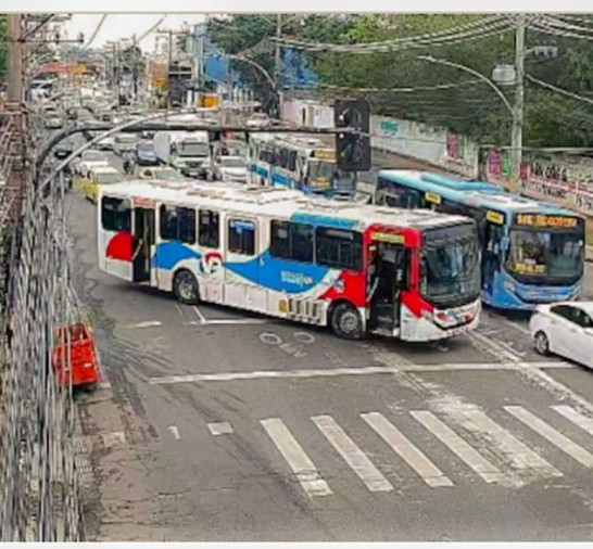 Criminosos usam ônibus em barricadas contra operação policial no Rio