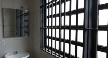 Crise climática expõe presos a ambientes insalubres, alerta DPU