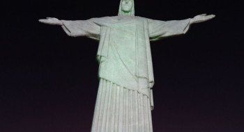 Cristo Redentor é iluminado com mensagens de campanha contra violência
