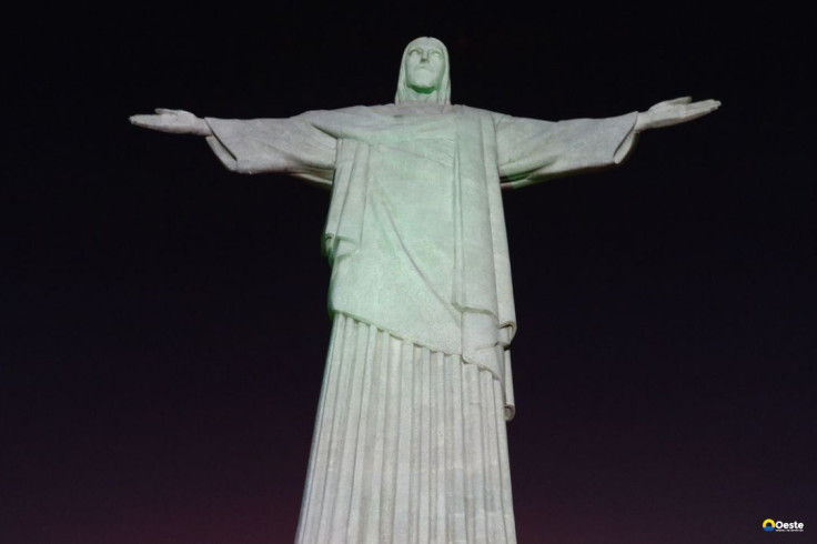 Cristo Redentor é iluminado com mensagens de campanha contra violência