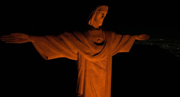 Cristo Redentor iluminado na cor laranja alerta contra o feminicídio