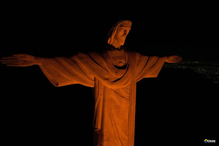 Cristo Redentor iluminado na cor laranja alerta contra o feminicídio
