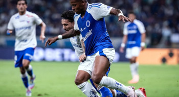 Cruzeiro vence e permanece na cola dos líderes do Brasileiro