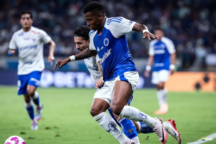 Cruzeiro vence e permanece na cola dos líderes do Brasileiro