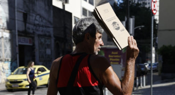Defensorias acionam Justiça por medidas para enfrentar calor no Rio