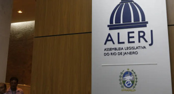 Deputados do RJ aprovam tornozeleira rosa para agressores de mulheres