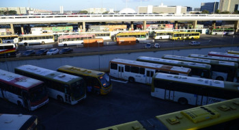 Dezenas de ônibus de uma mesma empresa urbana são apedrejados no DF