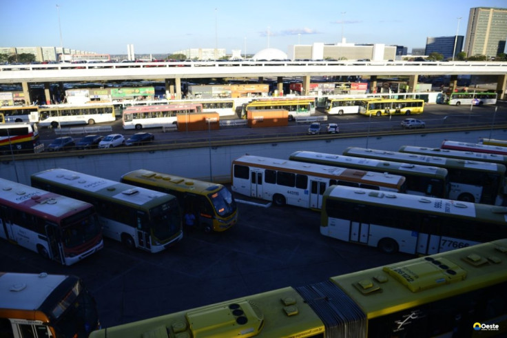 Dezenas de ônibus de uma mesma empresa urbana são apedrejados no DF