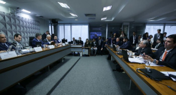 Dino autoriza silêncio de presidente de sindicato na CPMI do INSS