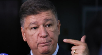 Dino dá 5 dias para senador explicar repasse de emendas à Lagoinha