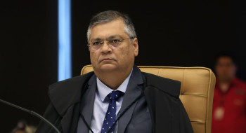 Dino proíbe novas leis que garantam "penduricalhos" acima do teto