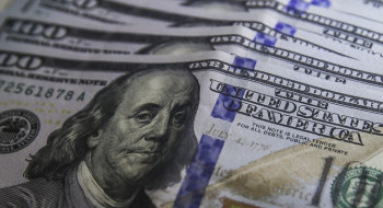 Dólar aproxima-se de R$ 5,60 com remessas de empresas ao exterior