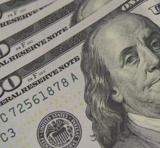 Dólar cai ao menor nível em quase dois meses, com alívio externo