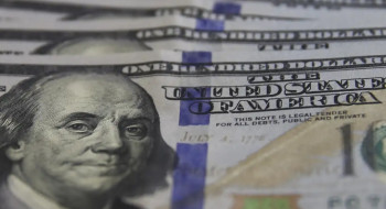 Dólar cai ao menor valor desde junho com alta do petróleo