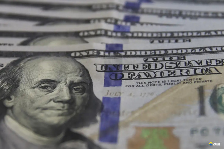 Dólar cai ao menor valor desde junho com alta do petróleo
