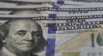 Dólar cai para R$ 5,07, no menor nível em um mês