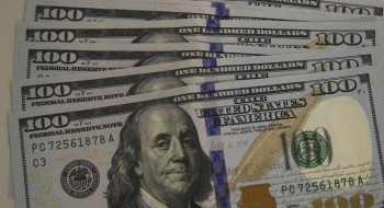 Dólar cai para R$ 5,24 em dia de correção no mercado