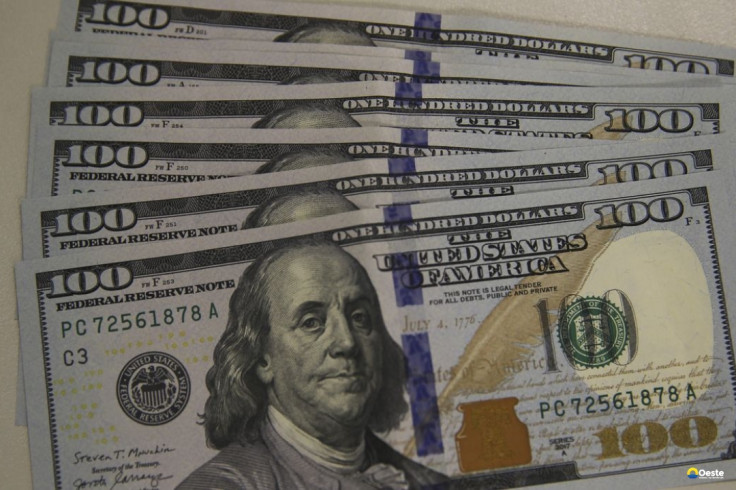 Dólar cai para R$ 5,24 em dia de correção no mercado