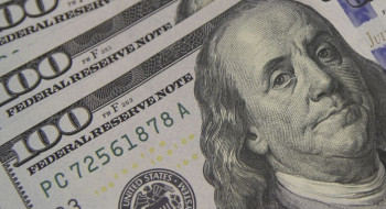 Dólar fecha em R$ 5,28 com preocupações sobre Oriente Médio