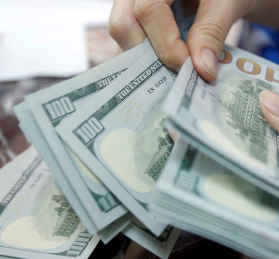 Dólar fecha no maior valor em duas semanas com queda no petróleo