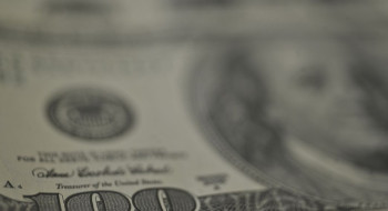 Dólar recua, bolsa cai e petróleo dispara com tensão no Oriente Médio