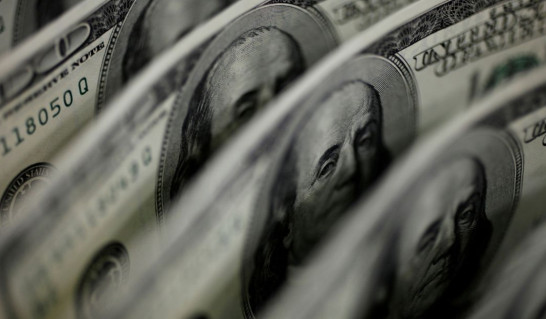 Dólar sobe para R$ 5,11, e bolsa fica estável, apesar de tensão global