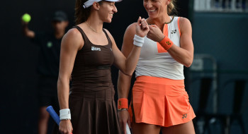 Dupla de Stefani vira sobre atual campeã e vai à semi do WTA Finals