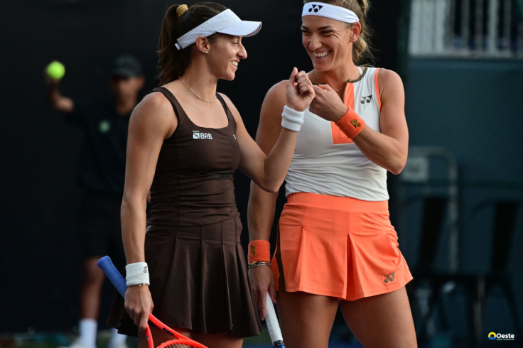 Dupla de Stefani vira sobre atual campeã e vai à semi do WTA Finals
