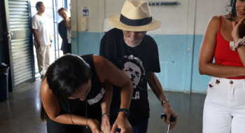 Eleitores de todas as idades vão às urnas pelo futuro do país