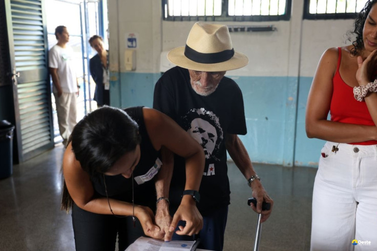 Eleitores de todas as idades vão às urnas pelo futuro do país
