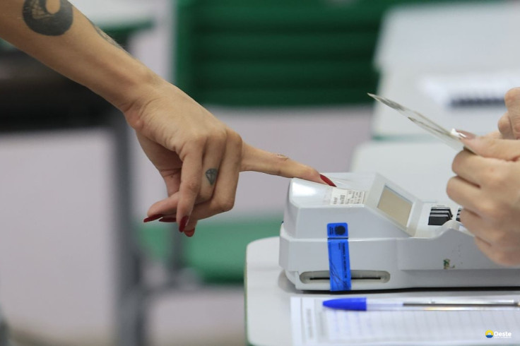 Eleitores vão cedo aos locais de votação no Rio, mesmo com chuva