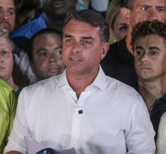 Em carta golpista, Flávio agradece Milei e Trump por apoio para fuga