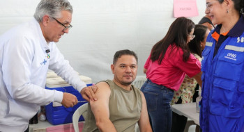 Em Dia D de Vacinação, Padilha garante a segurança da imunização