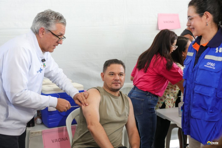 Em Dia D de Vacinação, Padilha garante a segurança da imunização