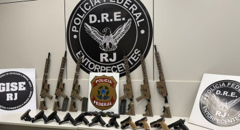Em duas ações na Via Dutra, PF apreende 10 fuzis e 12 pistolas