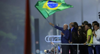 Em festa da vitória, Lula pede que público cante Hino da Independência