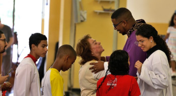 Em igreja na Penha, fiéis rezam por paz e proteção em semana de horror
