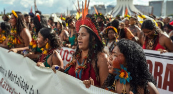 Em marcha, indígenas revelam orgulho de erguer faixas e bandeiras