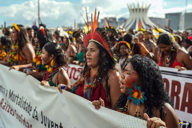 Em marcha, indígenas revelam orgulho de erguer faixas e bandeiras
