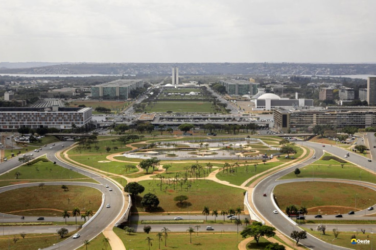 Emendas parlamentares e juros da dívida apertam investimentos públicos