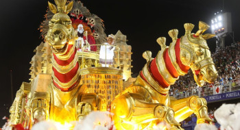 Enredos das escolas de samba contam a história não oficial