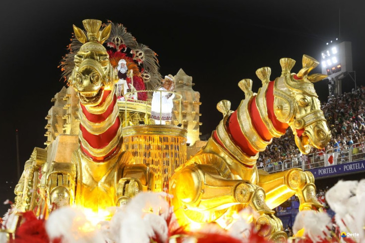 Enredos das escolas de samba contam a história não oficial